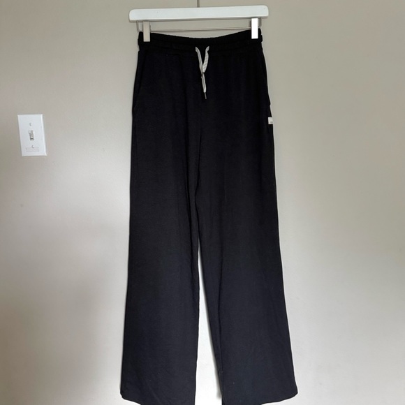 Vuori• Halo Essential Wideleg Pant Black - Picture 3 of 5